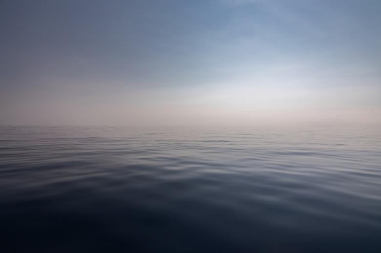 morski horyzont z niewidoczną granicą między wodą a powietrzem