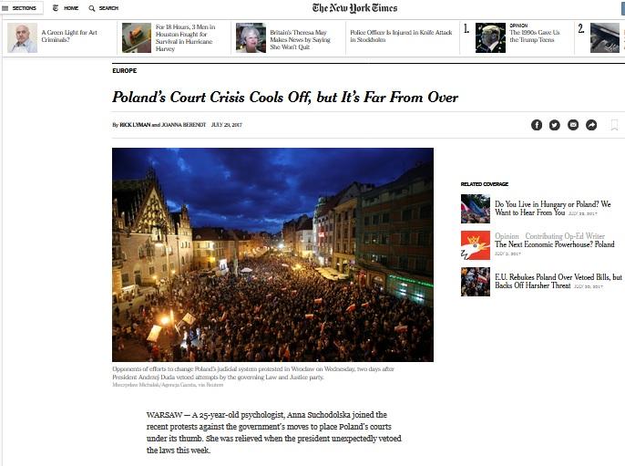 zdjęcie: fragment strony internetowej New York Timesa ze zdjęciem ludzi trzymających świece