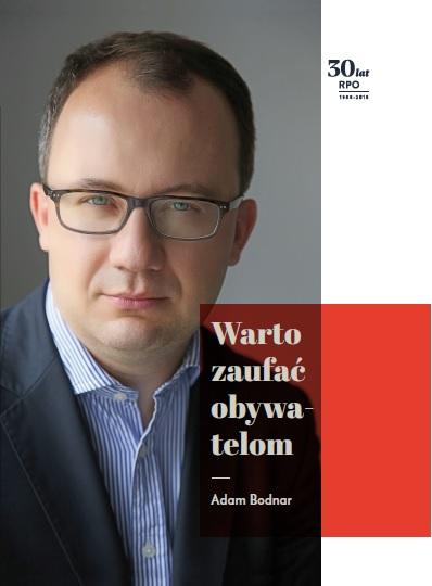 grafika: okładka ksiązki, na niej mężczyzna w okularach, obok napis: Warto zaufać Obywatelom - Adam Bodnar