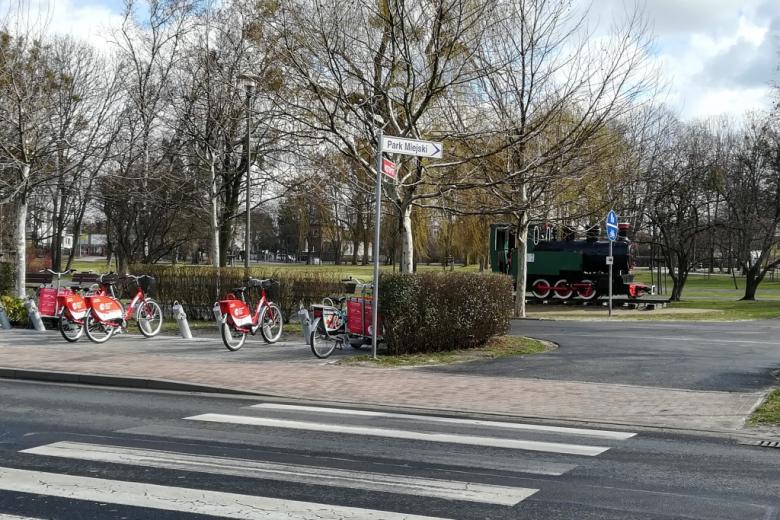 Lokomotywa-pomnik na skwerze i stacja rowerów miejskich