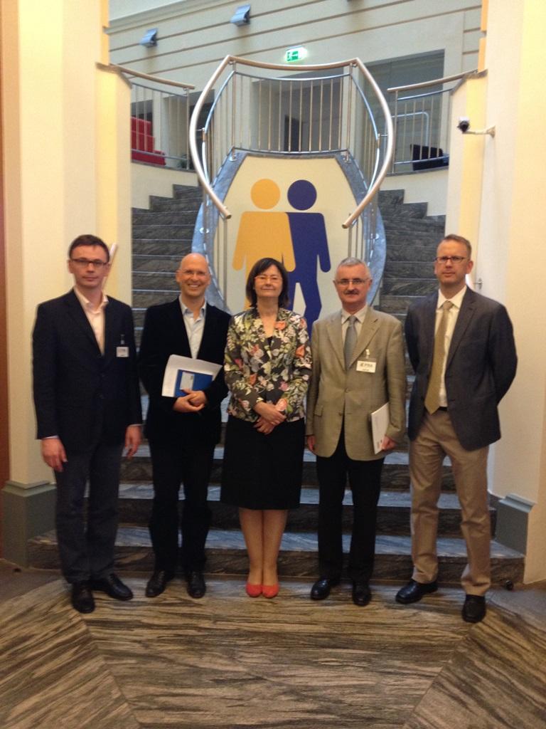 Na zdjęciu stoją od prawej: dr J. Grimheden (FRA), prof. B. Dybaś (Stacja Naukowa PAN w Wiedniu), prof. I. Lipowicz (RPO), J. Gebhard  (FRA), W. Soczewica (Biuro RPO)
