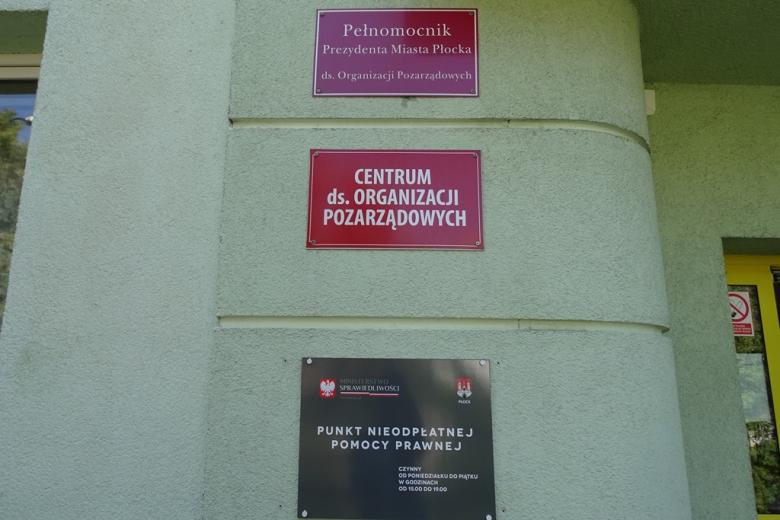 Trzy tablice informacyjne, że w budynku pracuje Pelnomocnik ds. organizacji pozarządowych, Centrum Organizacji Pozarządowych oraz świadczona jest bezpłatna pomoc prawna