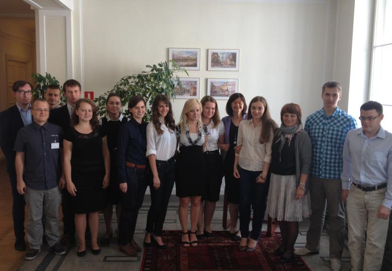 na zdjęciu: prof. Irena Lipowicz i praktykanci w Biurze RPO