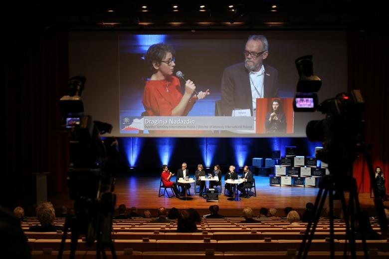 Paneliści na scenie