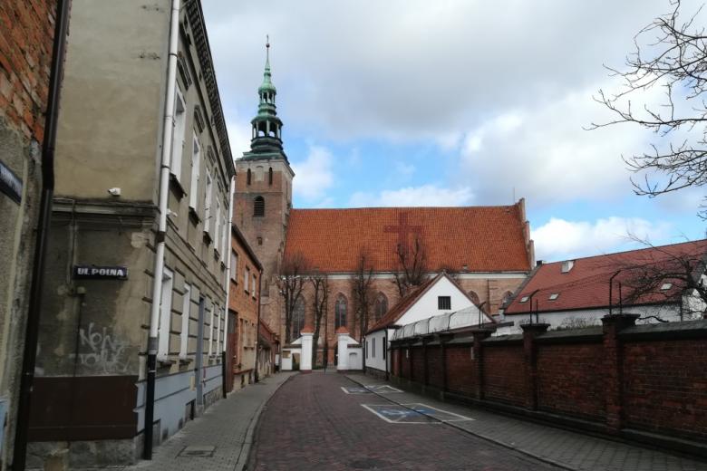 Uliczka i gotycki kościół