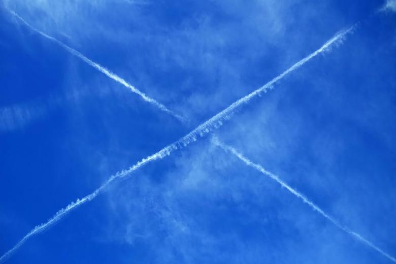 Dwa ślady po samolotach krzyżują się nia niebie