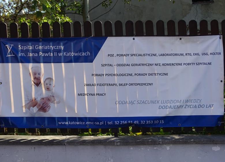 Banner na płocie opisujący usługi szpitala geriatrycznego