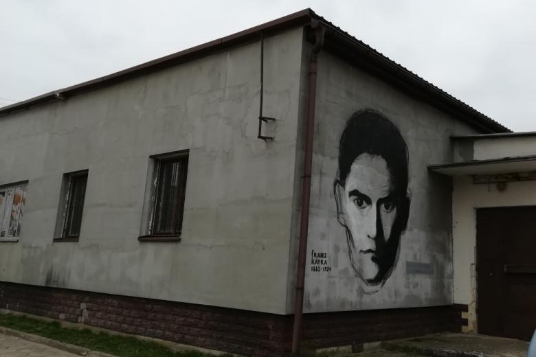 Mural z twarzą mężczyzny