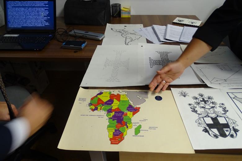 Zdjęcie; kolorowa mapa Afryki na kartce