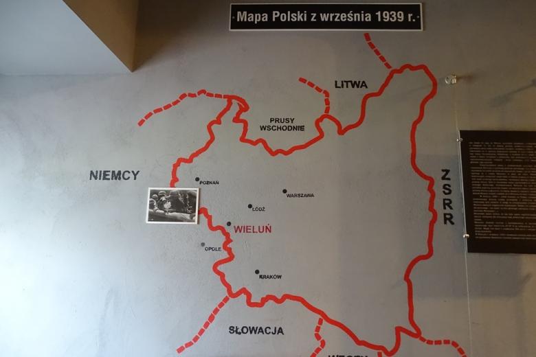 Mapa II Rzeczypospolitej na ścianie. Zaznaczony Wieluń przy granicy z Niemcami