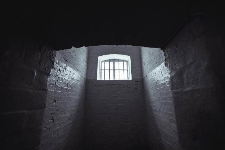 zakratowane okno w więzieniu