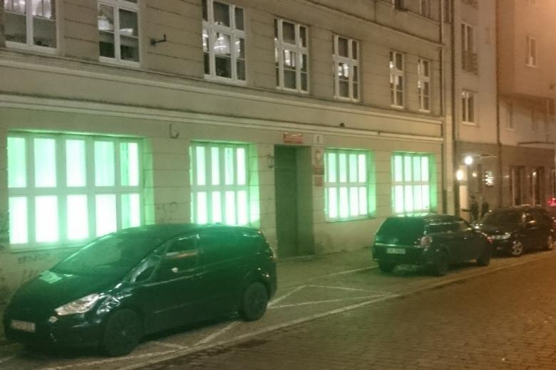 zdjęcie: w budynku okna na parterze zostały podświetlone na zielono