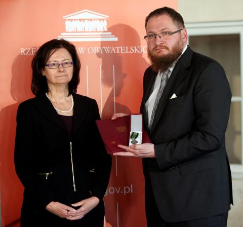 na zdjęciu prof. Lipowicz i Piotr Cywiński nagrodzony odznaką honorową RPO