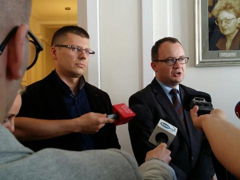 Na zdjęciu dr Adam Bodnar i dr Marcin Warchoł podczas briefingu prasowego