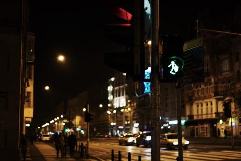 zdjęcie ulicy w mieście nocą 