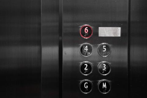 przyciski w windzie ie