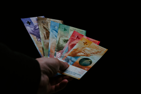 ręka trzymająca plik banknotów 