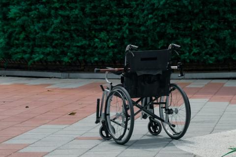 pusty wózek dla osoby z niepełnosprawnością 