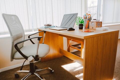 Zdjęcie stanowiskoa pracy z fotelem, biurkiem i komputerem 