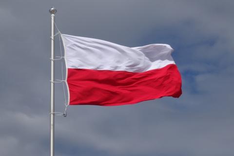 polska flaga na maszcie łopocąca na wietrze