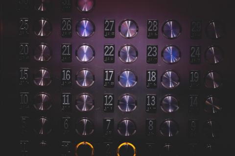 zdjęcie przycisków w windzie z udogodnieniami dla osób niewidzących 