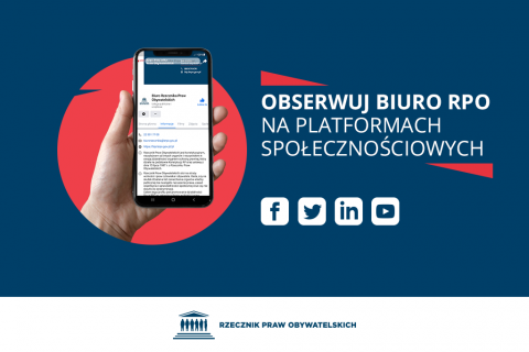 dłoń trzymająca telefon z otwartym profilem Biura RPO na platformie Facebook podpisana "Obserwuj Biuro RPO na platformach społecznościowych"