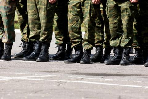 zdjęcie żołnierzy stojących w dwuszeregu