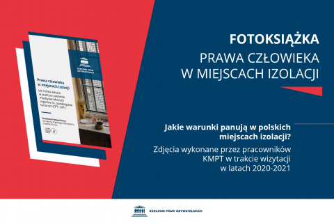 Plansza z tekstem "Fotoksiążka Prawa Człowieka w Miejscach Izolacji - Jakie warunki panują w polskich miejscach izolacji? Zdjęcia wykonane przez pracowników KMPT w trakcie wizytacji w latach 2020-2021