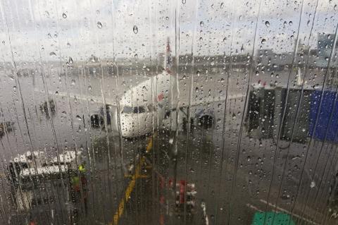 zdjęcie samolotu na lotnisku w strugach deszczu