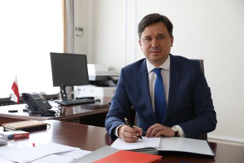 RPO Marcin Wiącek siedzący za biurkiem w swoim gabinecie