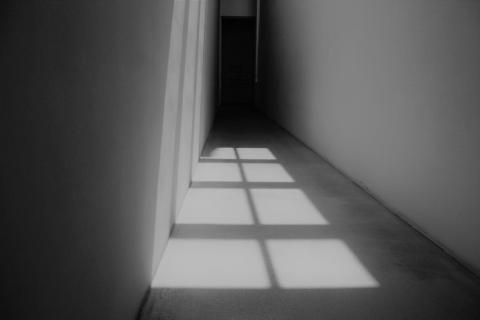 zdjęcie pustego korytarza 