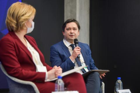 RPO Marcin Wiącek udzielający wypowiedzi do mikrofonu na siedząco w panelu eksperckim