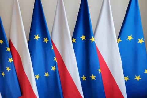 Rząd flag Polski i Unii Europejskiej 