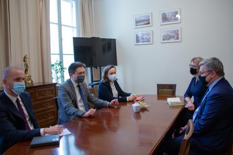 Grupa 5 osób, w tym RPO Marcin Wiącek i doradcy Prezydenta RP rozmawiają siedząc przy konferencyjnym stole.