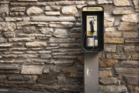 telefon publiczny pod murem