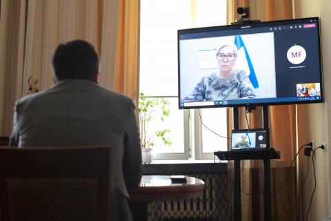 RPO Marcin Wiącek uczestniczący w telekonferencji z ombudsman Ukrainy Liudmiłą Denisową, która jest wyświetlana na ekranie monitora
