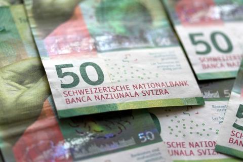 zdjęcie banknotów franków szwajcarskich 