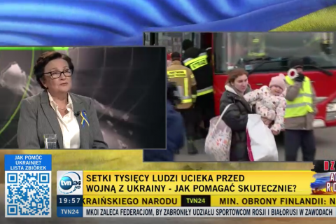 Zrzut ekranu z telewizji, w jednym oknie ZRPO Hanna Machińska wypowiadającą się w studiu TVN 24, w drugim oknie kobieta niosąca dziecko przy przejściu granicznym