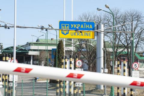 na pierwszym planie szlaban, dalej tablica z napisem Ukraina, liczne kamery i zabudowania przejścia granicznego
