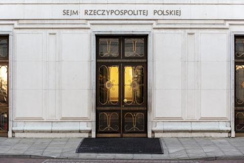 Duże drzwi wejściowe do budynku, ponad drzwiami napis - Sejm Rzeczypospolitej Polskiej