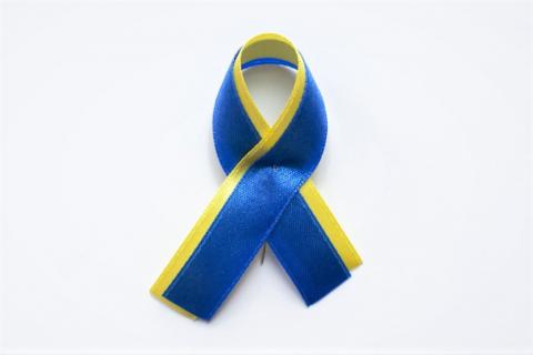 wstążka w kolorze niebieskim i żółtym złożona w symboli solidarności z Ukrainą