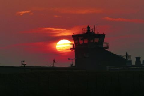 zdjęcie zachodzącego słońca nad lotniskiem