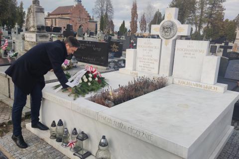 RPO Marcin Wiącek składa wieniec na grobie RPO Janusza Kochanowskiego