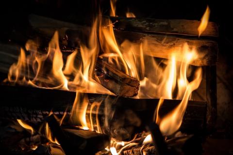 zdjęcie płonących szczap drewna w kominku 