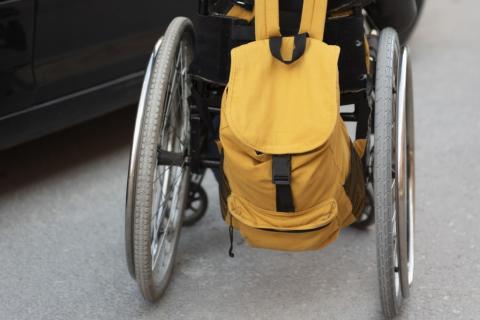 zdjęcie osoby z niepełnosprawnością na wózku przy samochodzie