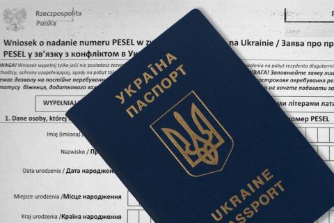 Paszport ukraiński leżący na wniosku o nadanie numeru PESEL