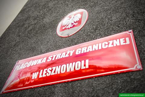 Tablica na budynku z napisem Placówka Straży Granicznej w Lesznowoli