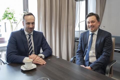 RPO Marcin Wiącek i poseł Janusz Kowalski siedzący za stołem
