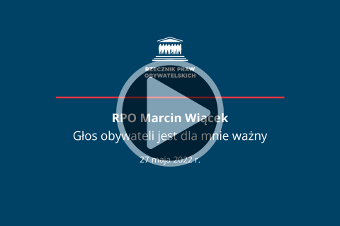 Plansza z tekstem "RPO Marcin Wiącek - Głos obywateli jest dla mnie ważny - 27 maja 2022" i przyciskiem odtwarzania wideo