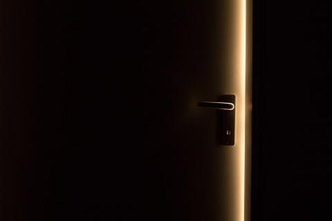 zdjęcie w półmroku lekko uchylonych drzwi 